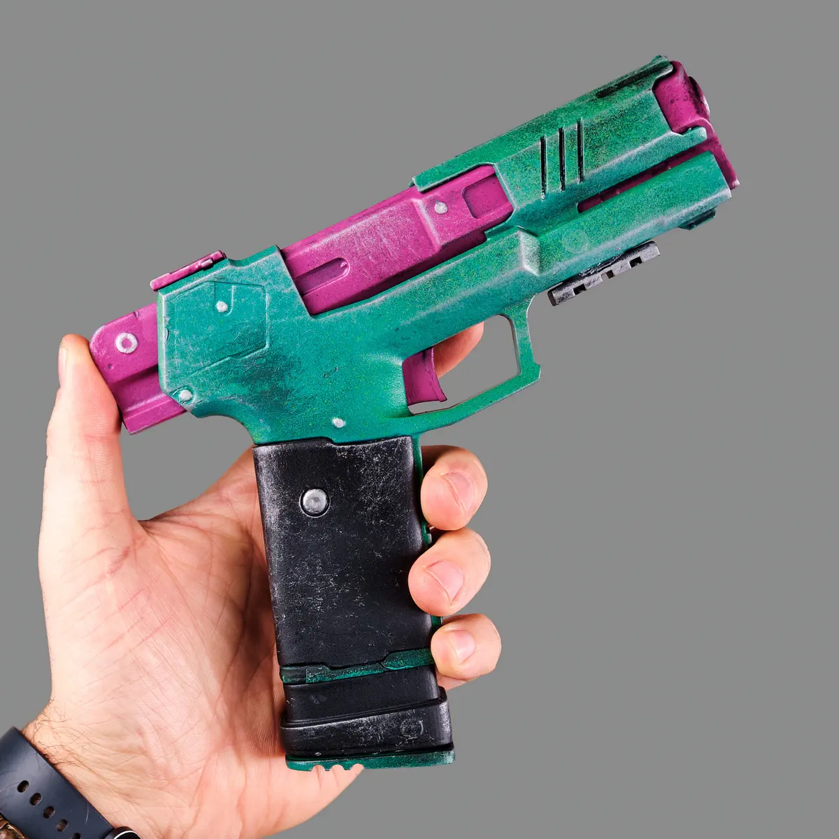 Rebecca`s Pistol – Green & Pink PREMIUM EDITION replica prop from Cyberpunk 2077 by Blasters4Masters_1 Rebeccas Pistol Green Pink PREMIUM EDITION Replica Prop From Cyberpunk 2077 By Blasters4Masters 1