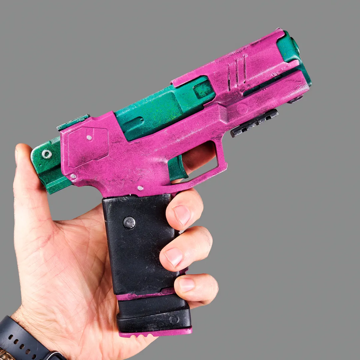 Rebecca`s Pistol – Pink & Green PREMIUM EDITION replica prop from Cyberpunk 2077 by Blasters4Masters_1 Rebeccas Pistol Pink Green PREMIUM EDITION Replica Prop From Cyberpunk 2077 By Blasters4Masters 1
