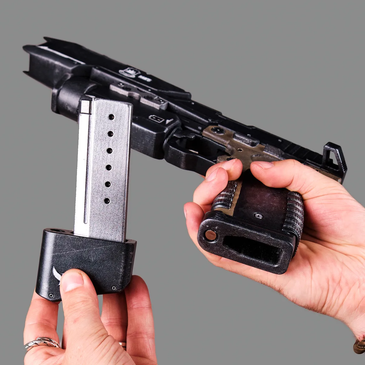 Smart Pistol MK6 Premium Edition replica prop from Titanfall 2 by Blasters4Masters_9 Smart Pistol MK6 Premium Edition Replica Prop From Titanfall 2 By Blasters4Masters 9